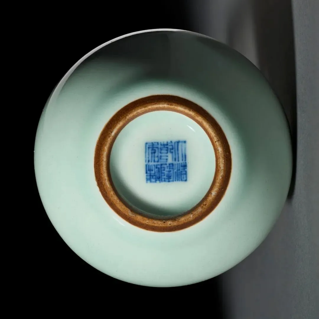 市场孤例的雍正御窑|斗彩缠枝花卉梅瓶RMB 2,100万纽约佳士得领衔