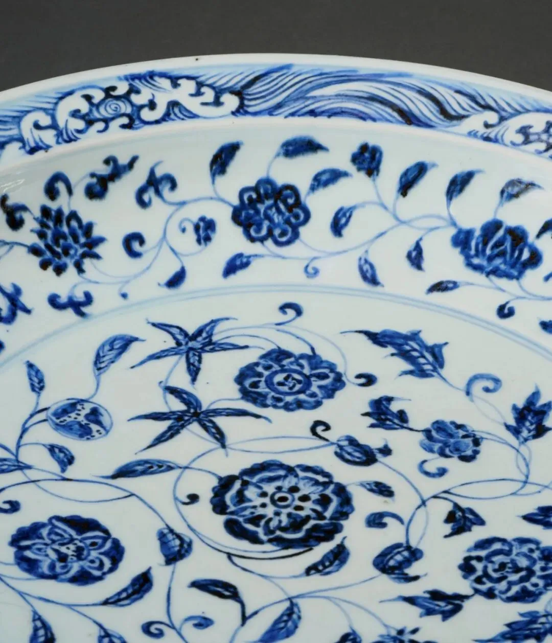 市场孤例的雍正御窑|斗彩缠枝花卉梅瓶RMB 2,100万纽约佳士得领衔