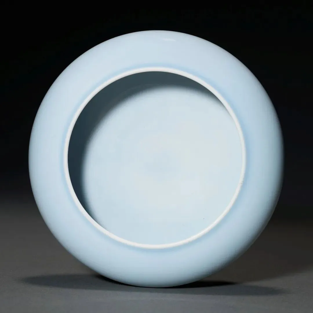 市场孤例的雍正御窑|斗彩缠枝花卉梅瓶RMB 2,100万纽约佳士得领衔