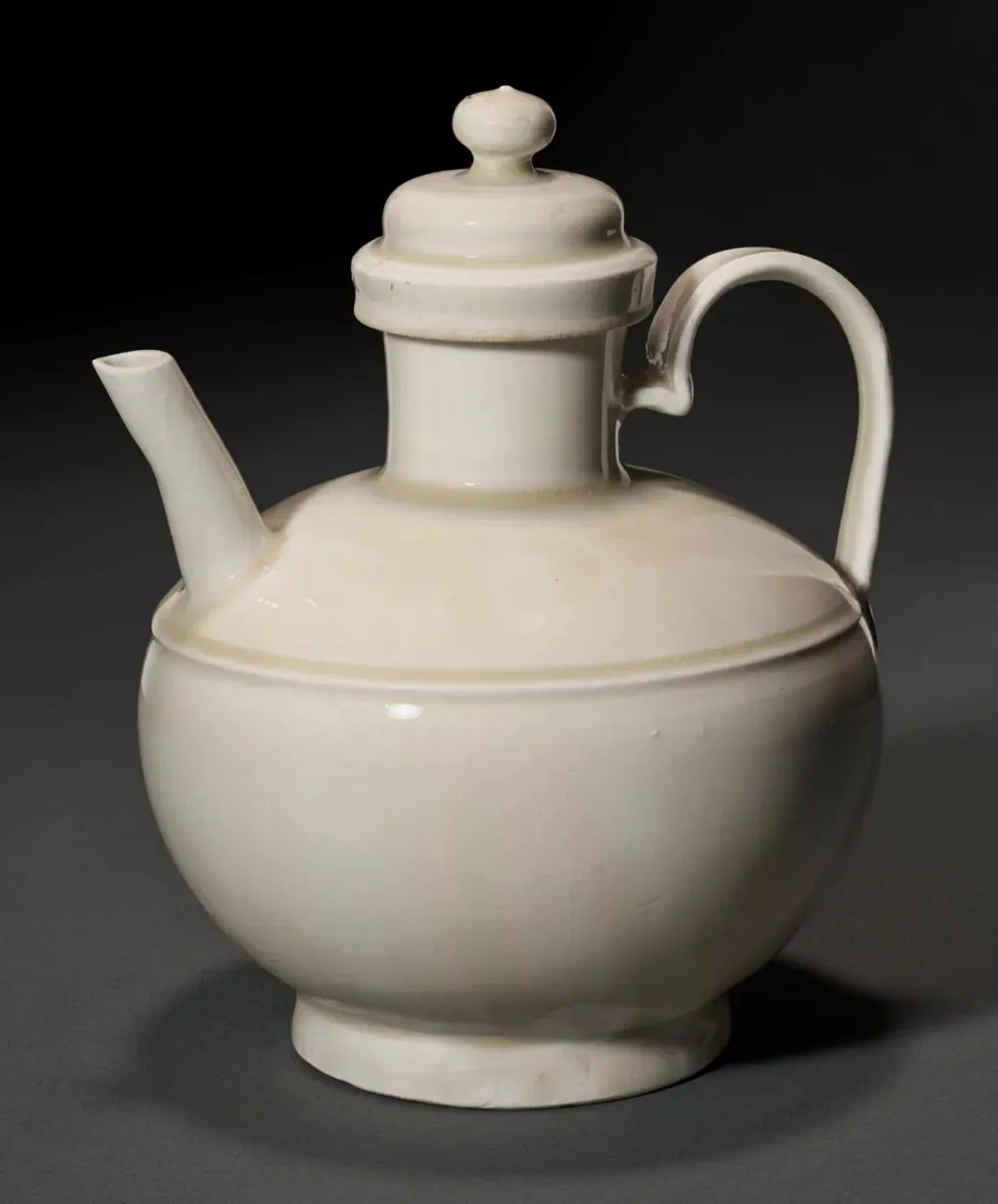 市场孤例的雍正御窑|斗彩缠枝花卉梅瓶RMB 2,100万纽约佳士得领衔