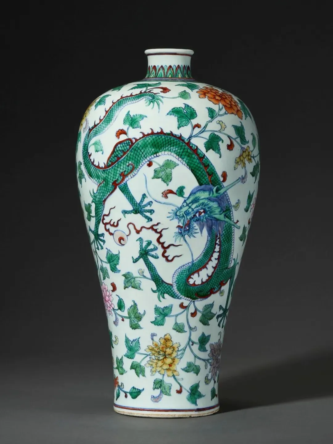 市场孤例的雍正御窑|斗彩缠枝花卉梅瓶RMB 2,100万纽约佳士得领衔