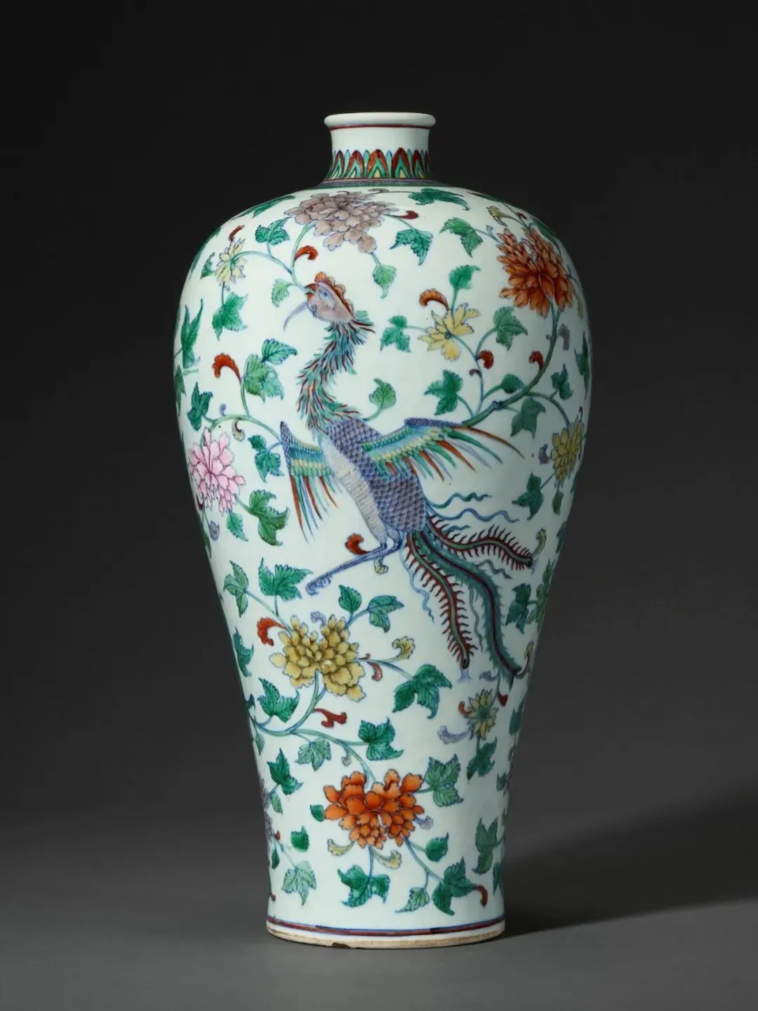 市场孤例的雍正御窑|斗彩缠枝花卉梅瓶RMB 2,100万纽约佳士得领衔