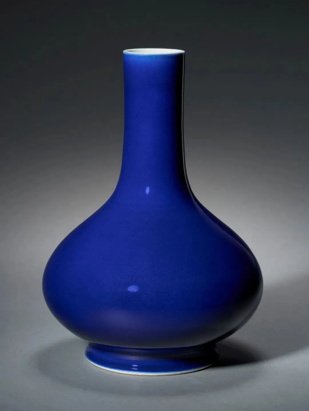 市场孤例的雍正御窑|斗彩缠枝花卉梅瓶RMB 2,100万纽约佳士得领衔