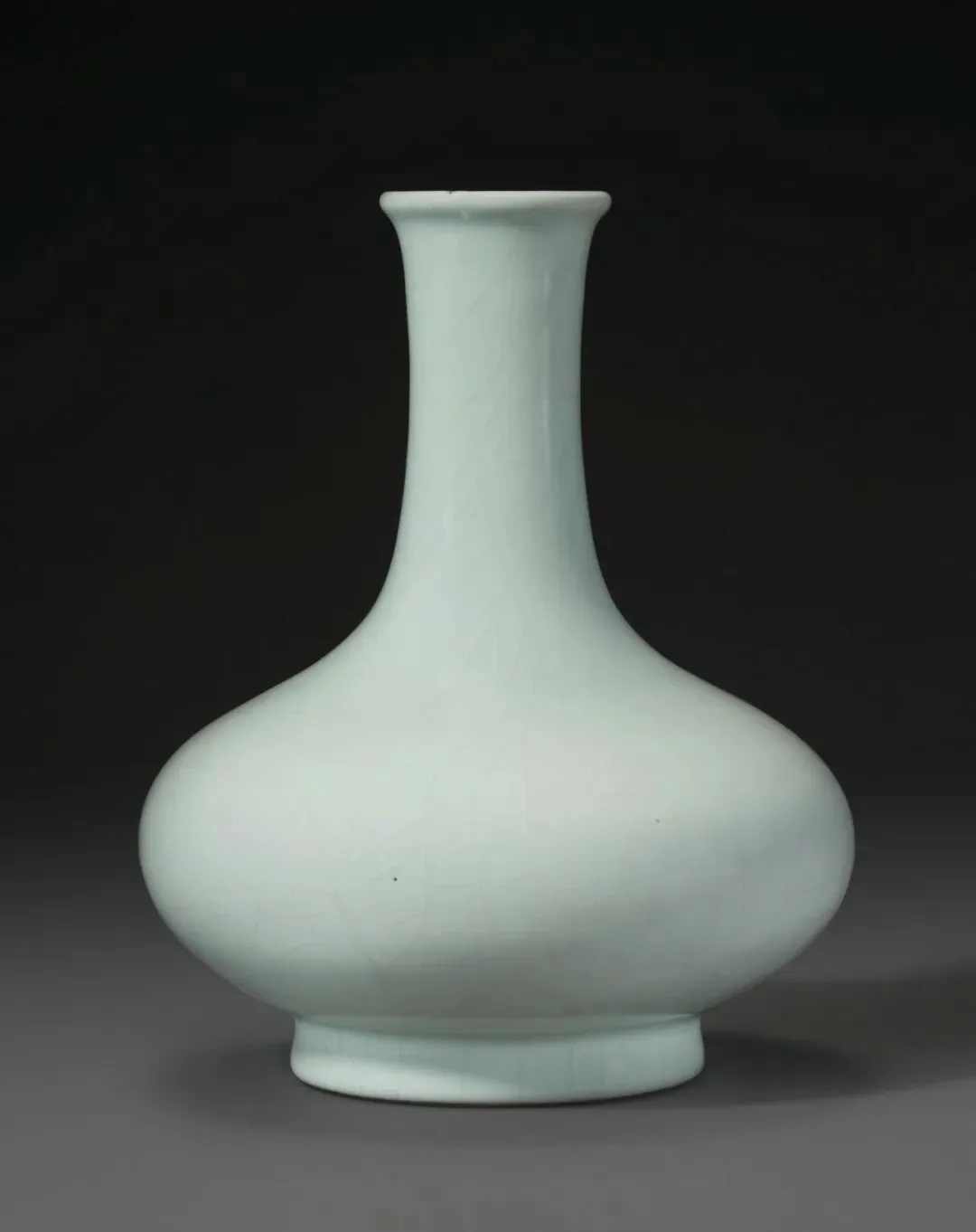 市场孤例的雍正御窑|斗彩缠枝花卉梅瓶RMB 2,100万纽约佳士得领衔