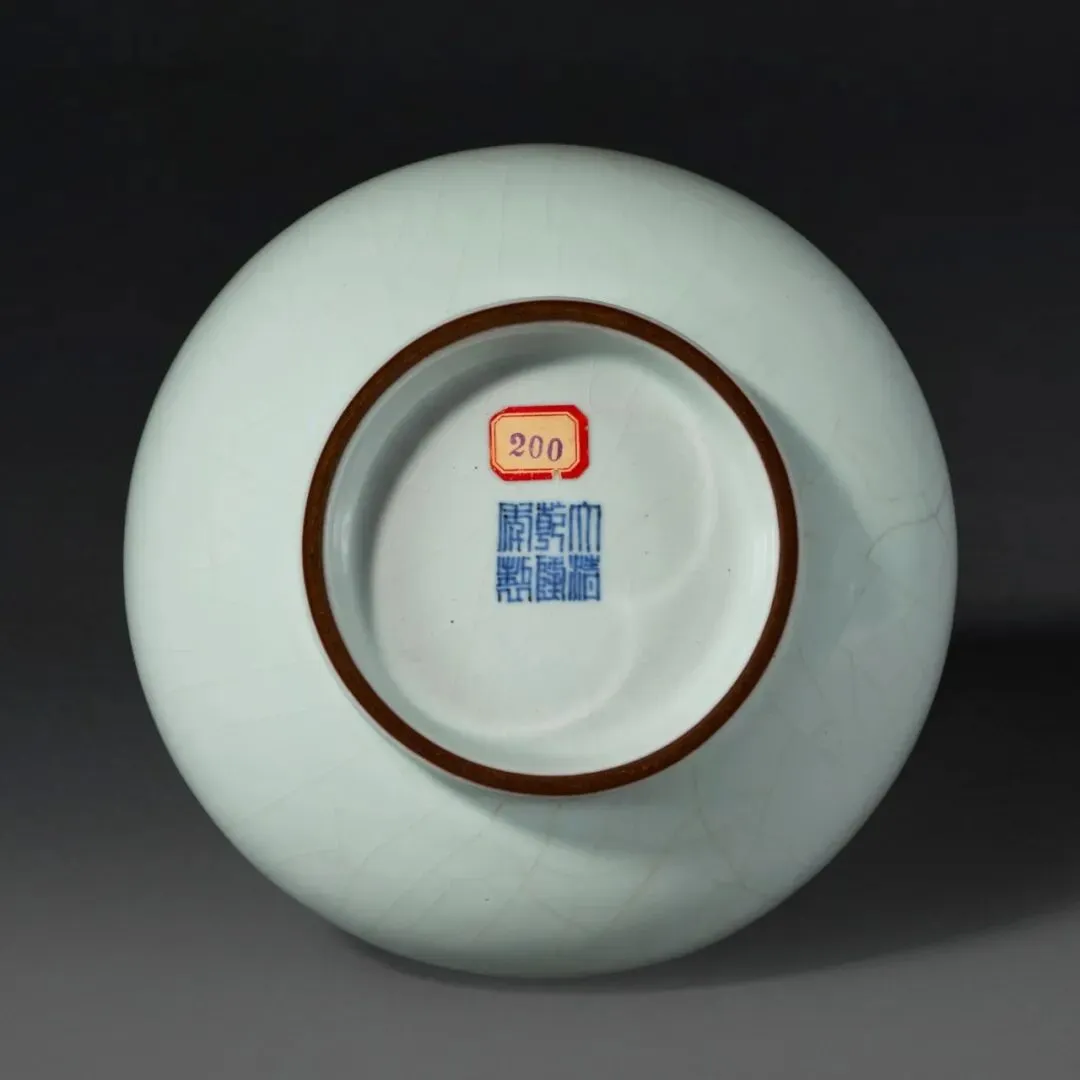 市场孤例的雍正御窑|斗彩缠枝花卉梅瓶RMB 2,100万纽约佳士得领衔