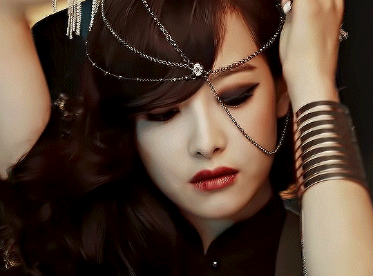 公司看上她的背后的市场却又不捧她?