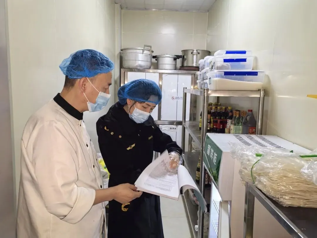 聚焦关键环节 排查风险隐患——阿克塞县市场监督管理局开展机关食堂专项检查
