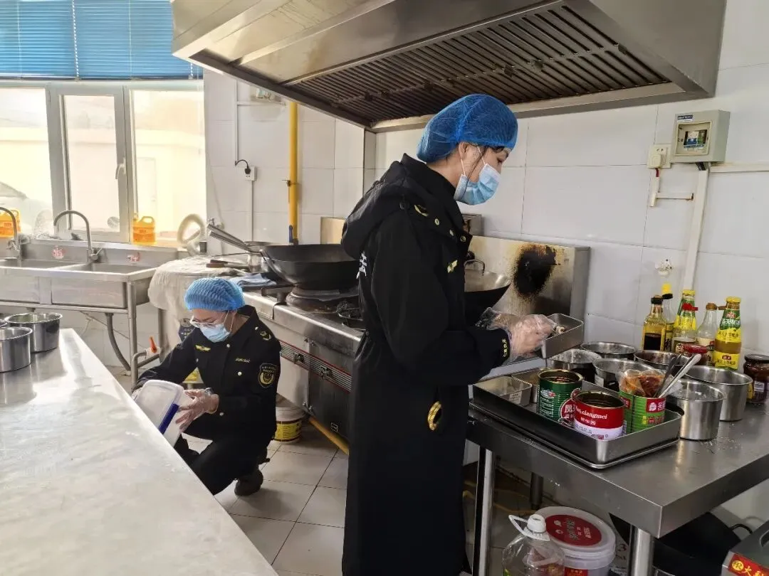 聚焦关键环节 排查风险隐患——阿克塞县市场监督管理局开展机关食堂专项检查