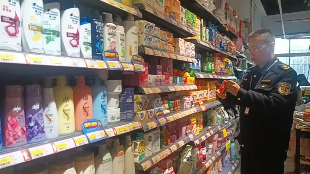 安阳市殷都区市场监督管理局开展节前化妆品风险隐患排查