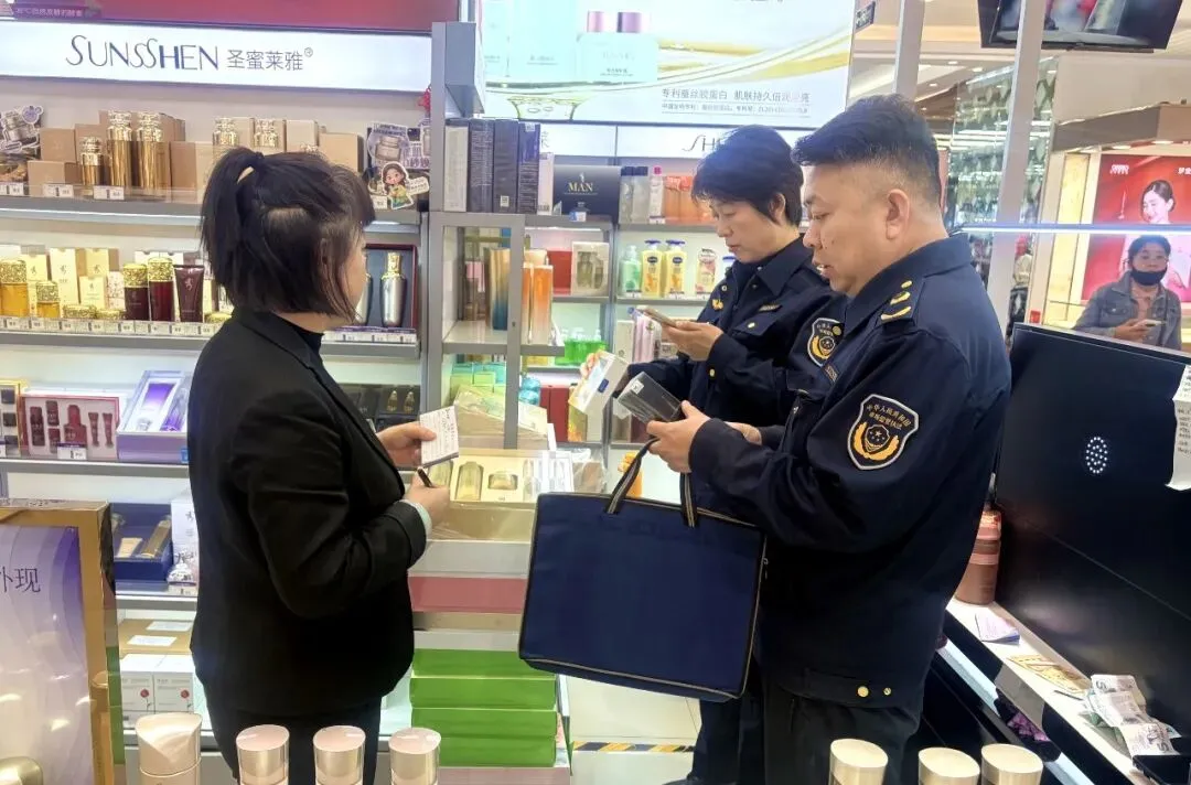 【以抽促管】东河区市场监管局稳步开展2026年国家化妆品抽检工作