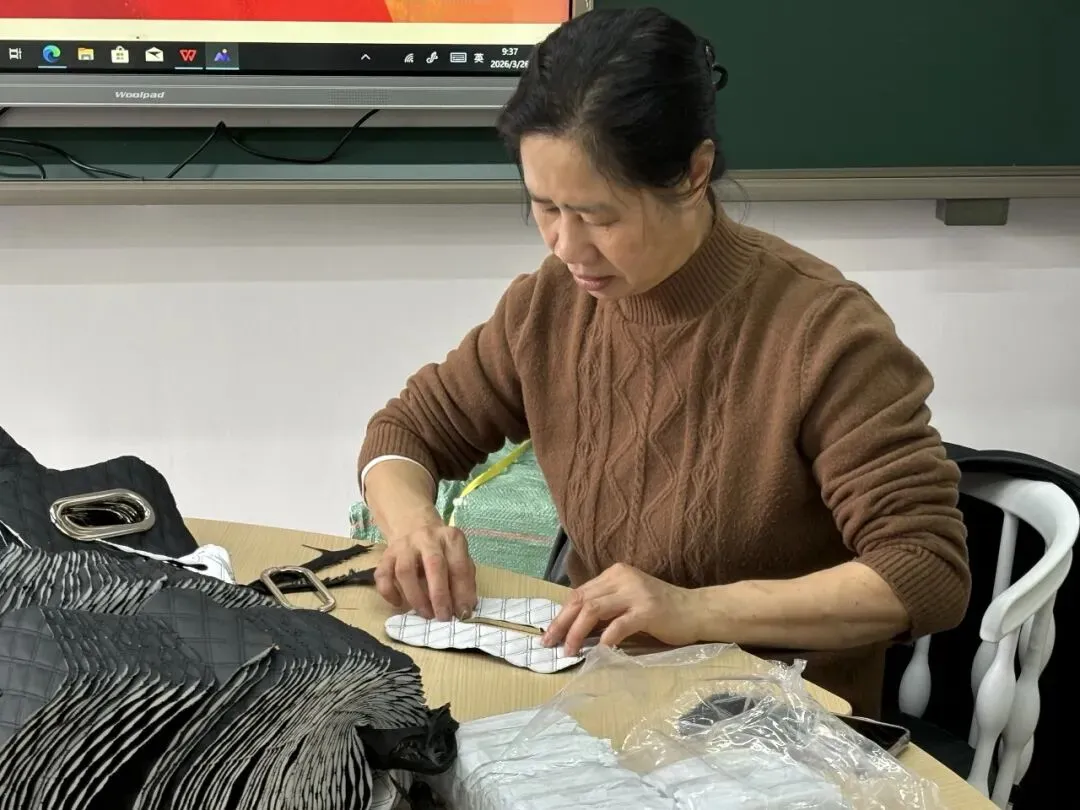 康乐桥 | 康桥街道零工市场:巧手做纸盒,暖心“援”后方!