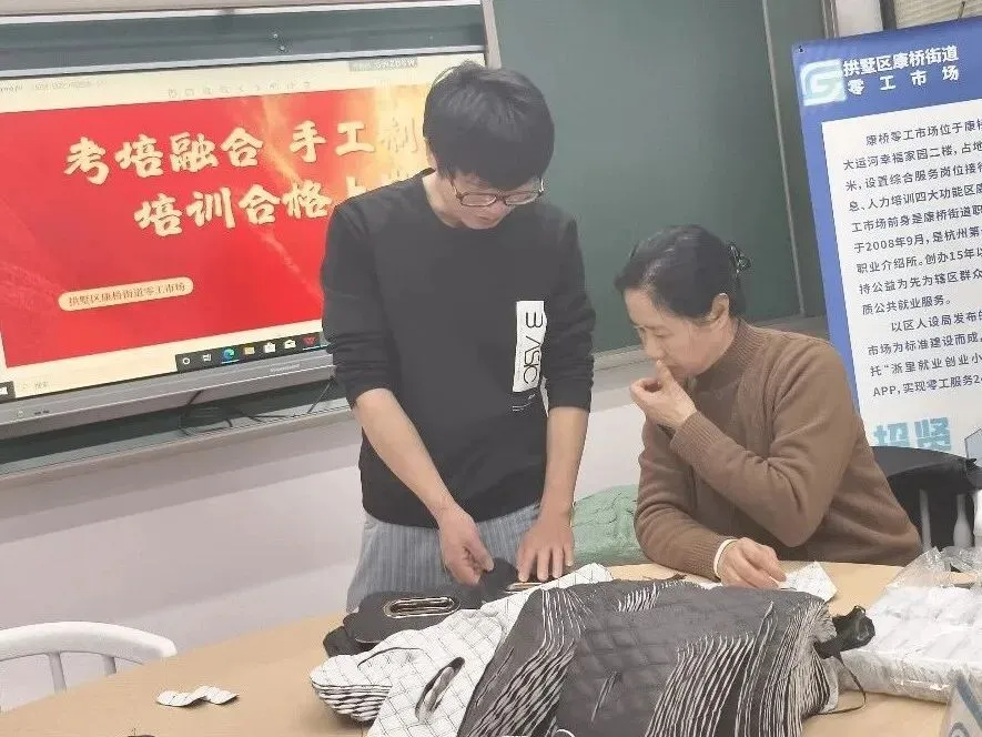 康乐桥 | 康桥街道零工市场:巧手做纸盒,暖心“援”后方!