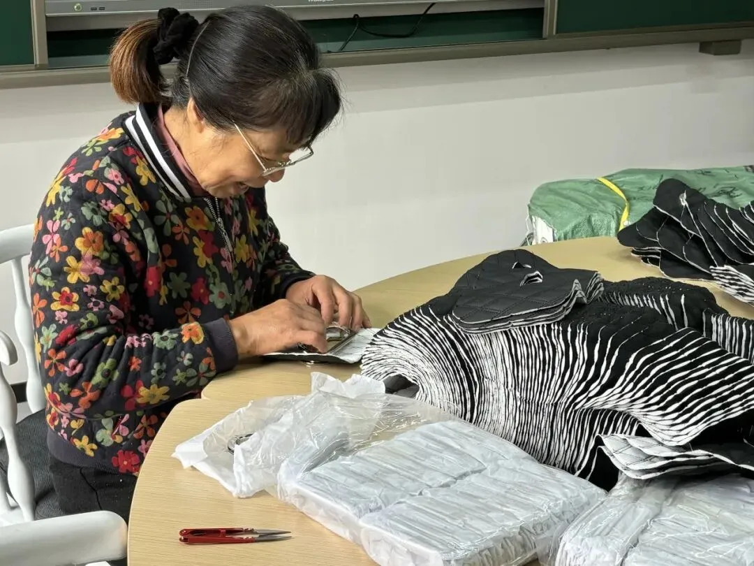 康乐桥 | 康桥街道零工市场:巧手做纸盒,暖心“援”后方!