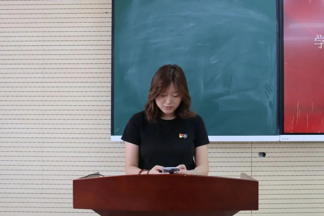 计算机与信息技术学院学生党支部召开2025年度组织生活会暨民主评议党员大会