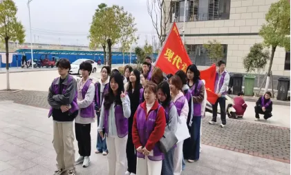 学院投稿|现代营销学院东坡志愿者服务队开展“清洁家园,共享绿色”志愿服务活动