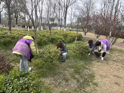 学院投稿|现代营销学院东坡志愿者服务队开展“清洁家园,共享绿色”志愿服务活动