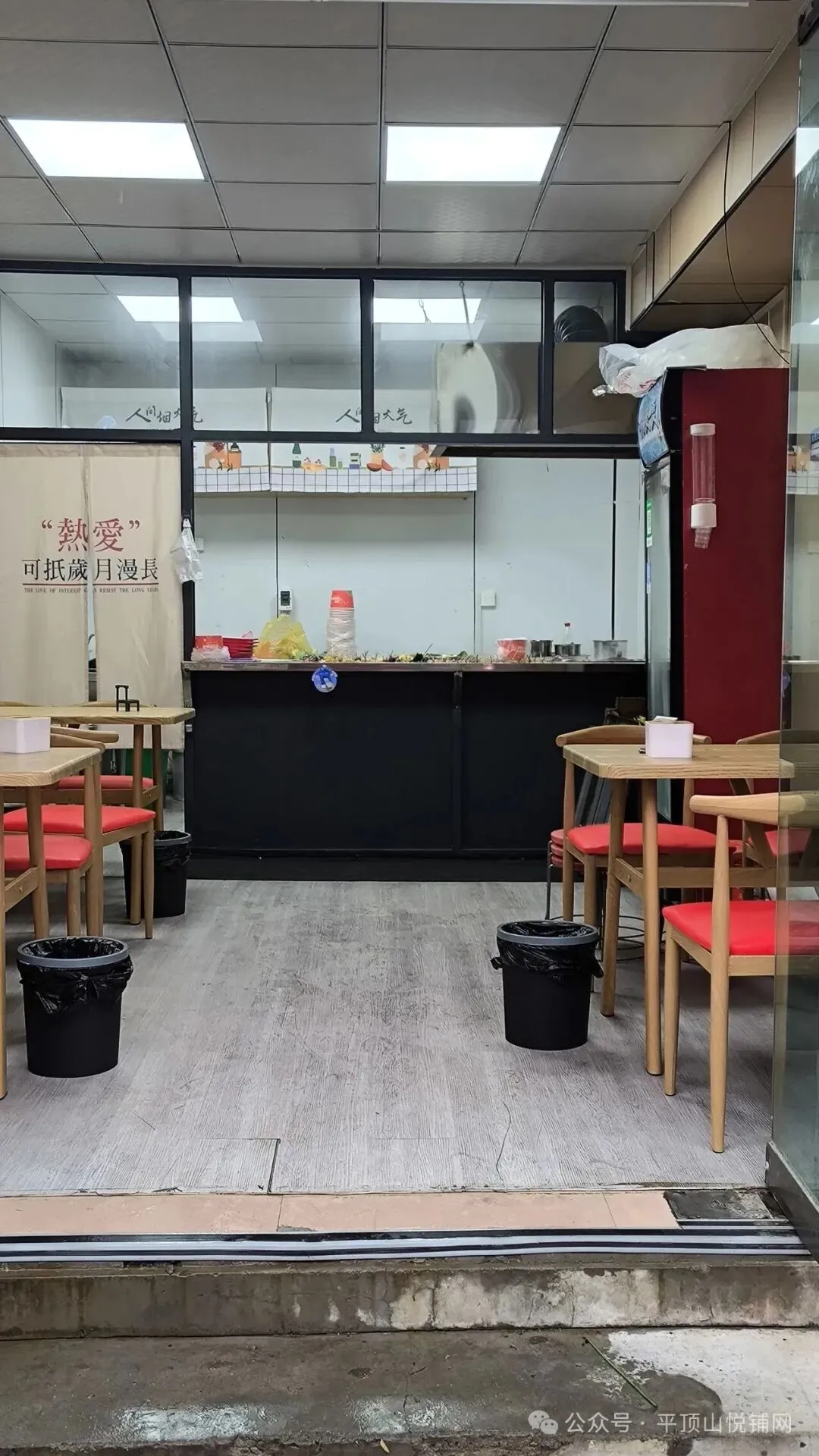 平顶山学院外市场【餐饮店低价转让】,面积约22平方,租金1250元/月,该店位置好,第一排旺铺,且租金低,无压力,毗邻高校,学生多