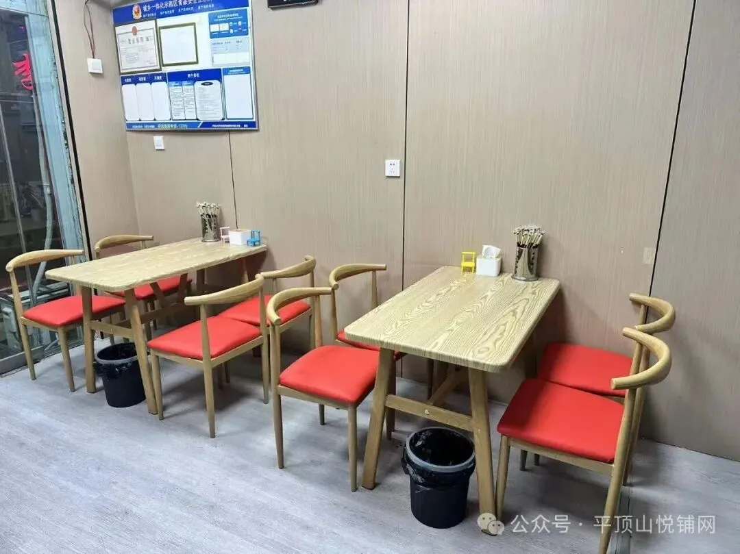 平顶山学院外市场【餐饮店低价转让】,面积约22平方,租金1250元/月,该店位置好,第一排旺铺,且租金低,无压力,毗邻高校,学生多