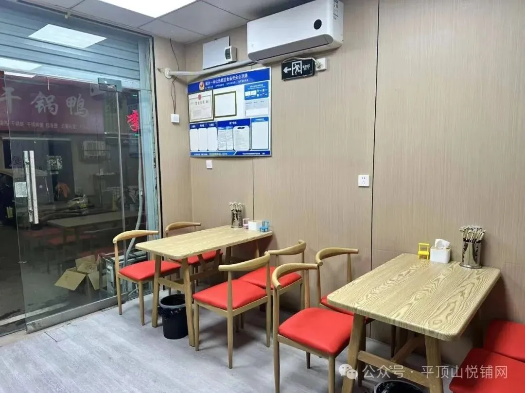 平顶山学院外市场【餐饮店低价转让】,面积约22平方,租金1250元/月,该店位置好,第一排旺铺,且租金低,无压力,毗邻高校,学生多