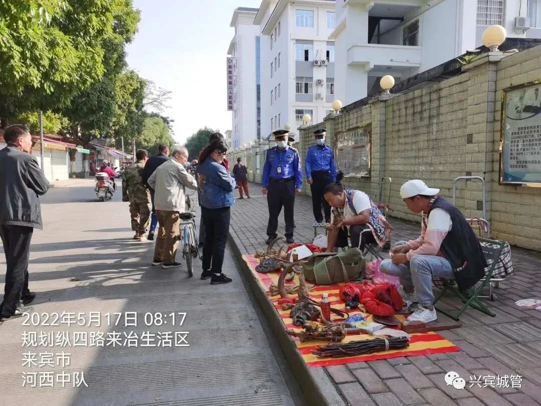 【整治】助力创城!兴宾城管开展市场周边环境专项整治