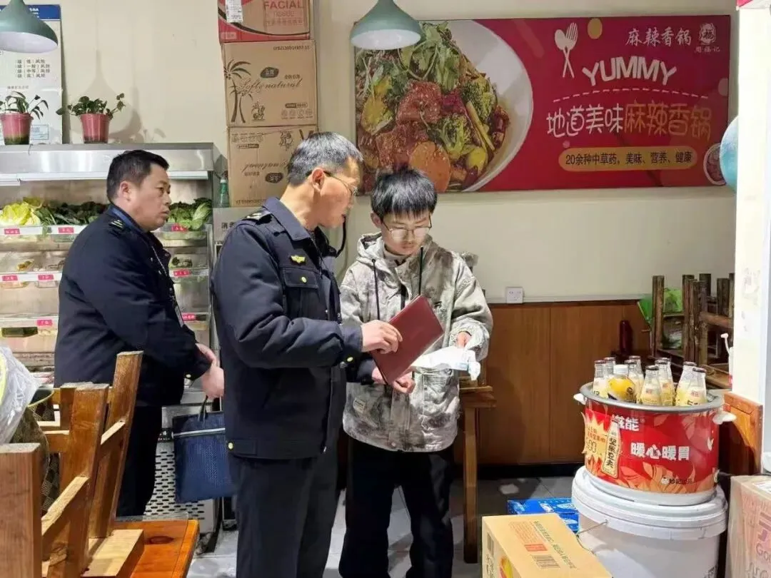 守护中心商圈 筑牢安全防线—-城关市场监督管理所工作纪实