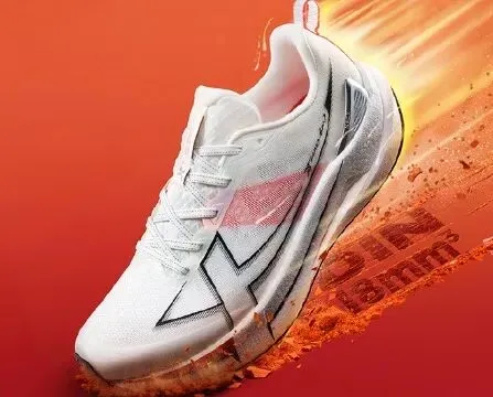 特步2025年业绩稳健但均不及市场预期,跑鞋撑局,资本市场不买账,股价连续大跌