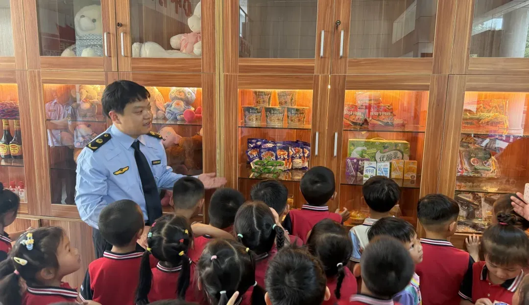萌娃探市监,食安伴成长——德保县市场监督管理局开展2026“童心识市监 安全伴成长”食品安全科普活动