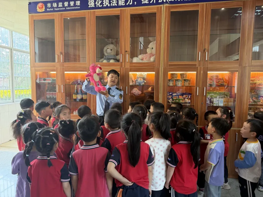 萌娃探市监,食安伴成长——德保县市场监督管理局开展2026“童心识市监 安全伴成长”食品安全科普活动