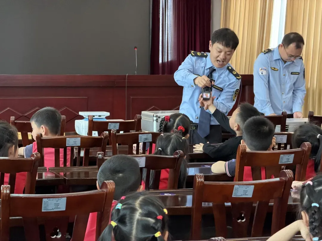 萌娃探市监,食安伴成长——德保县市场监督管理局开展2026“童心识市监 安全伴成长”食品安全科普活动