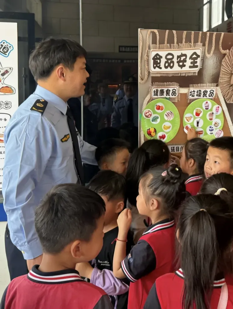 萌娃探市监,食安伴成长——德保县市场监督管理局开展2026“童心识市监 安全伴成长”食品安全科普活动