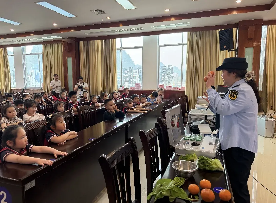 萌娃探市监,食安伴成长——德保县市场监督管理局开展2026“童心识市监 安全伴成长”食品安全科普活动