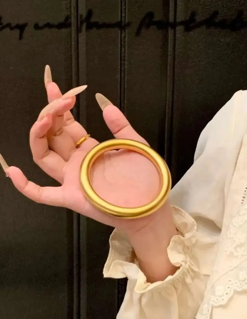 婆婆送的土气金镯子,竟让我在相亲市场逆袭了