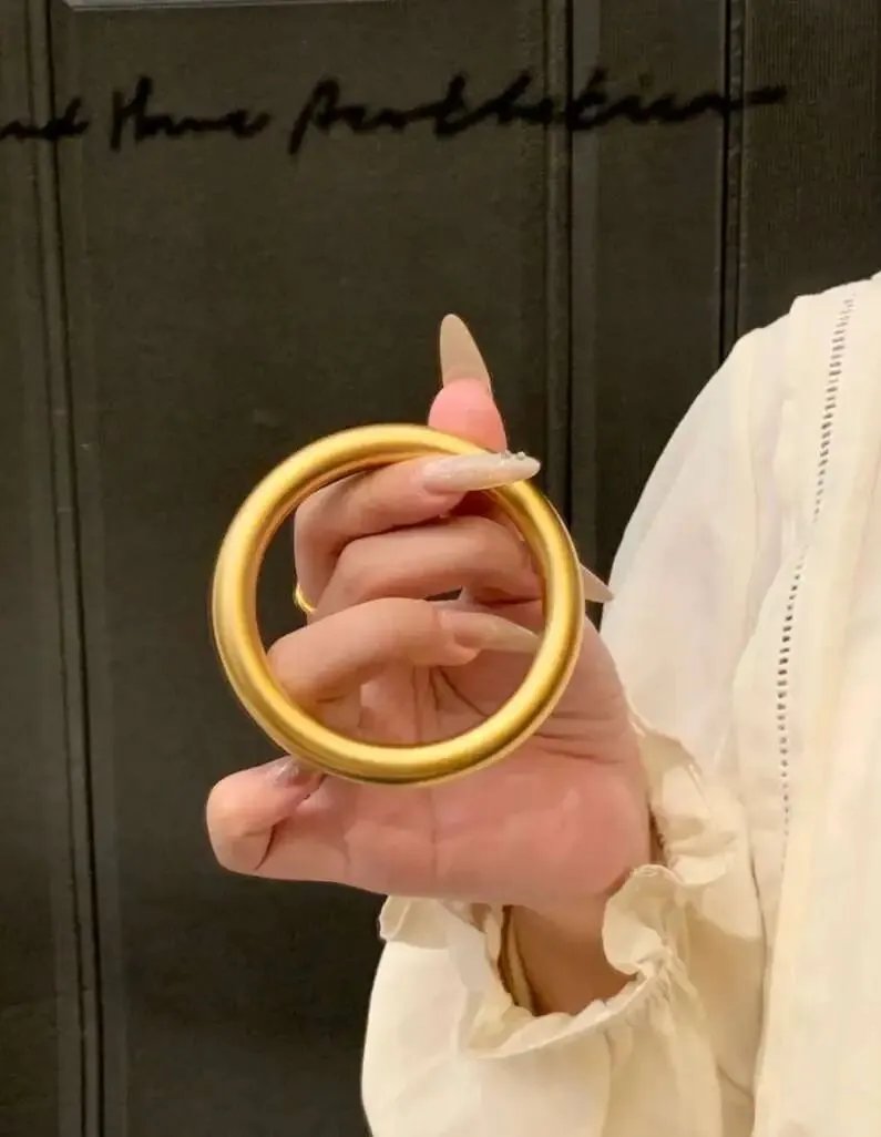 婆婆送的土气金镯子,竟让我在相亲市场逆袭了