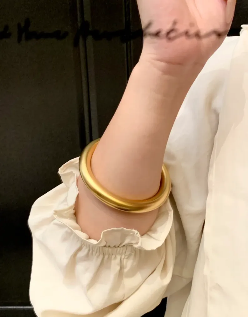 婆婆送的土气金镯子,竟让我在相亲市场逆袭了