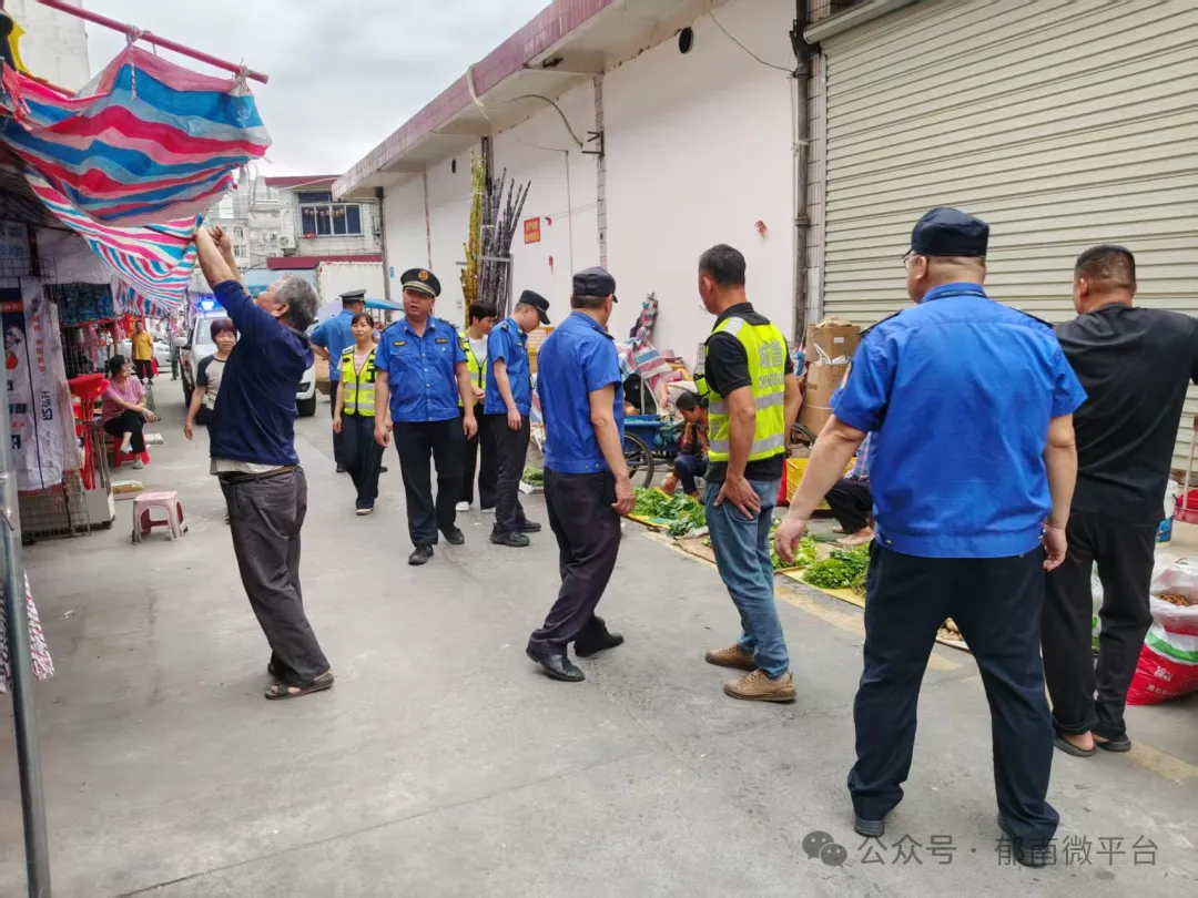 云浮一市场开展“乱摆乱卖、乱堆乱放”综合整治行动