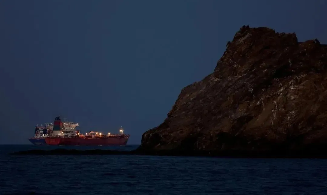 一条推文炸翻全球市场,特朗普突然收手,是认怂还是另有算计?