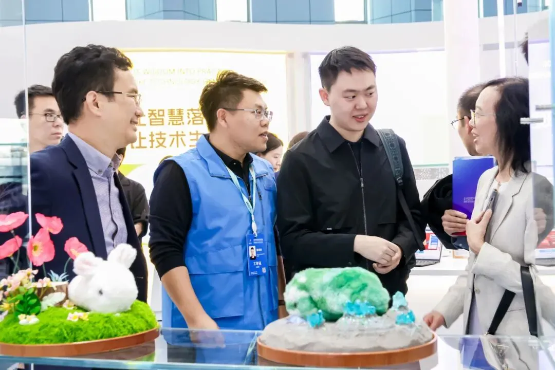 这群“蓝马甲”,架起实验室到市场的桥