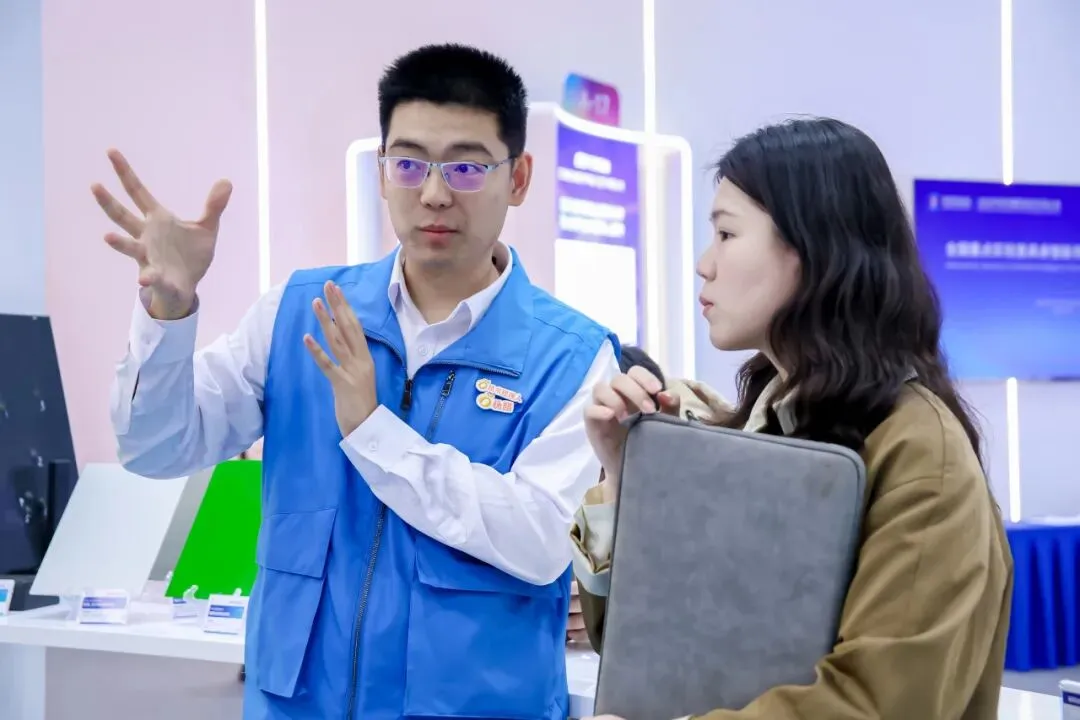 这群“蓝马甲”,架起实验室到市场的桥