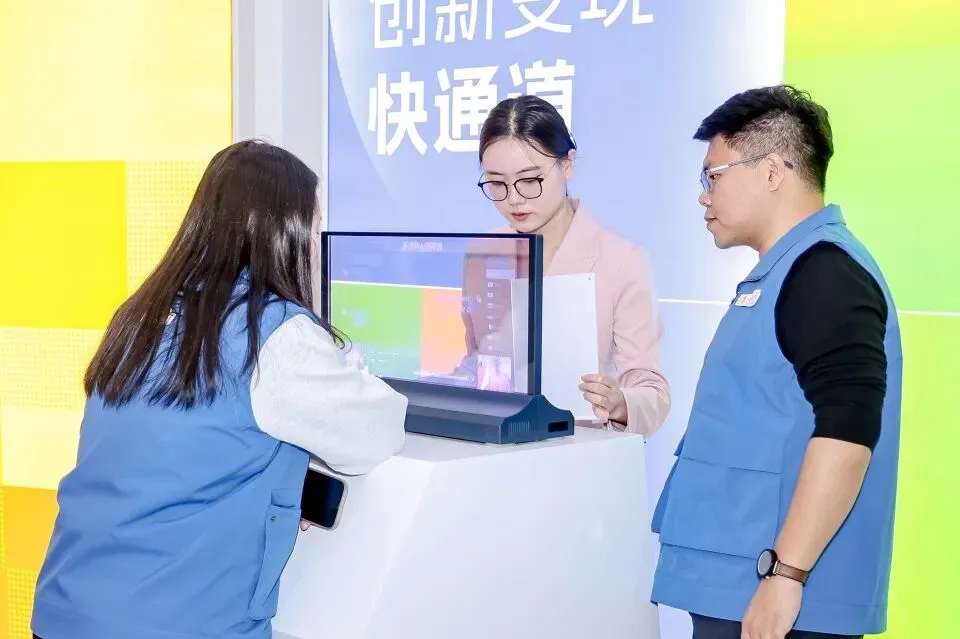 这群“蓝马甲”,架起实验室到市场的桥