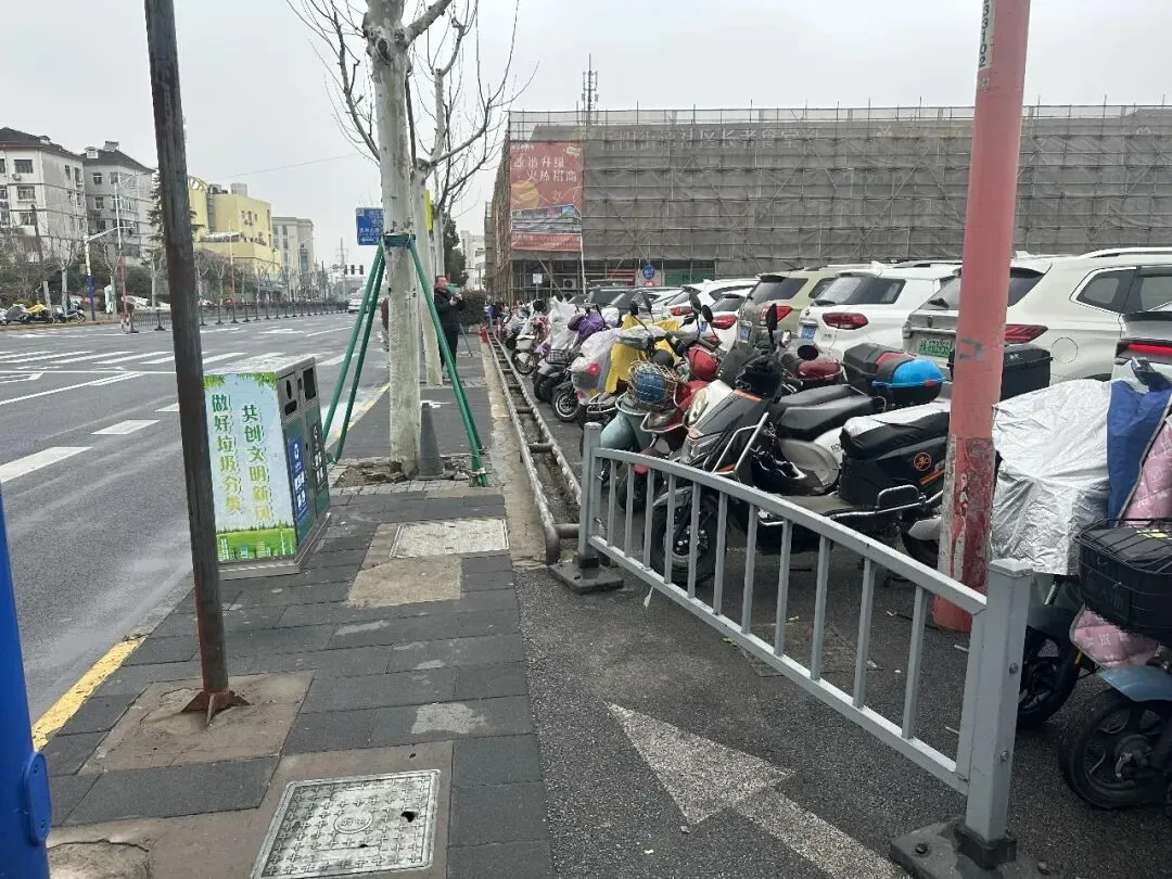 拆杆、挪车、还路,招商市场周边通行难,岳阳街道这样“拆解”