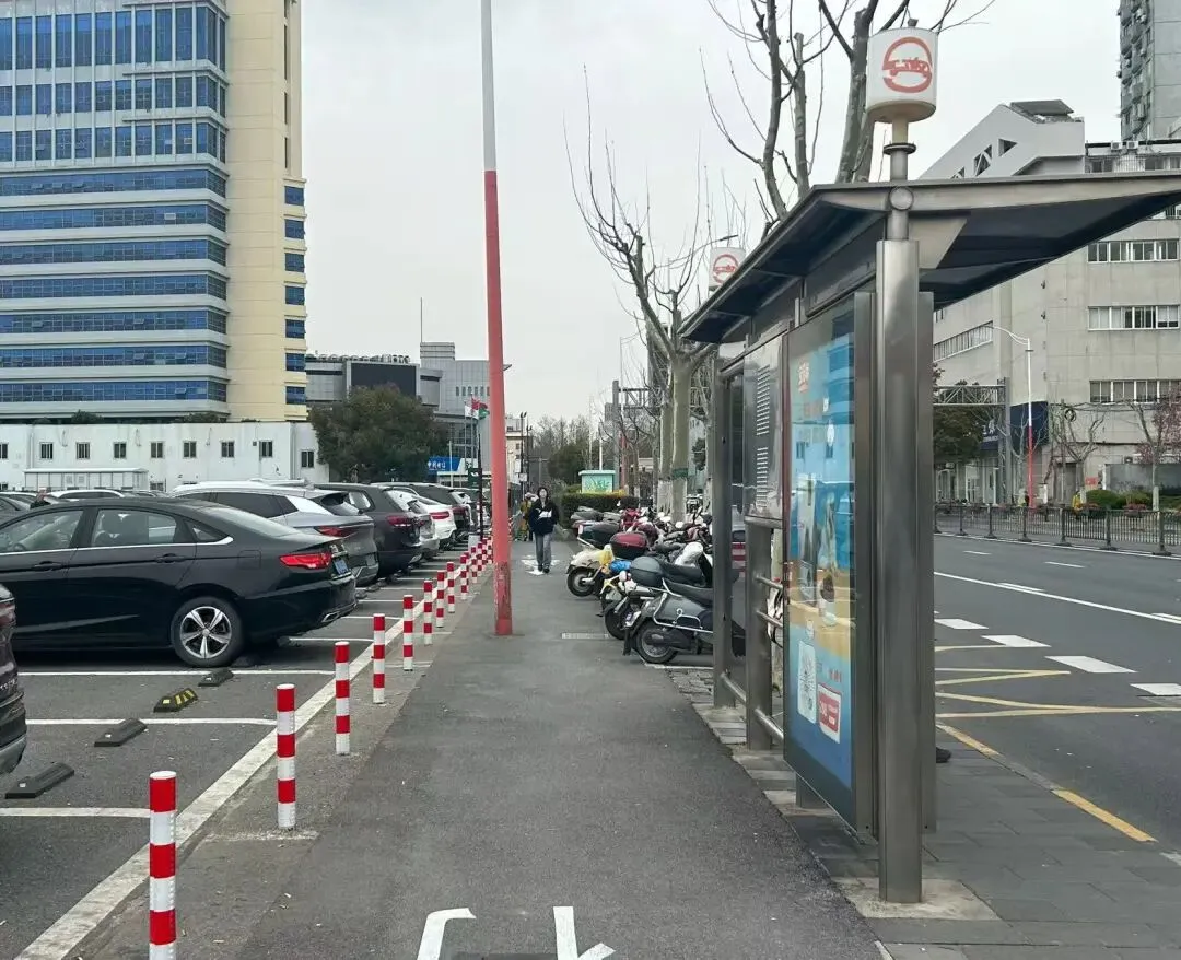 拆杆、挪车、还路,招商市场周边通行难,岳阳街道这样“拆解”