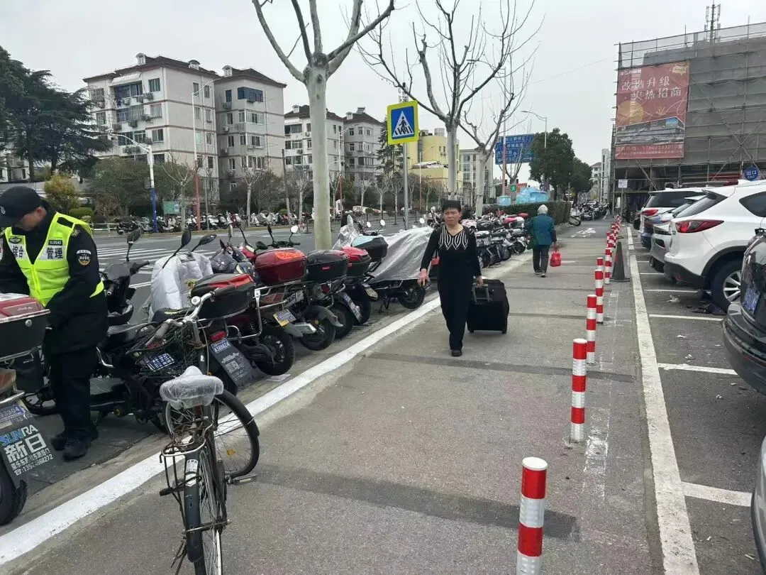 拆杆、挪车、还路,招商市场周边通行难,岳阳街道这样“拆解”