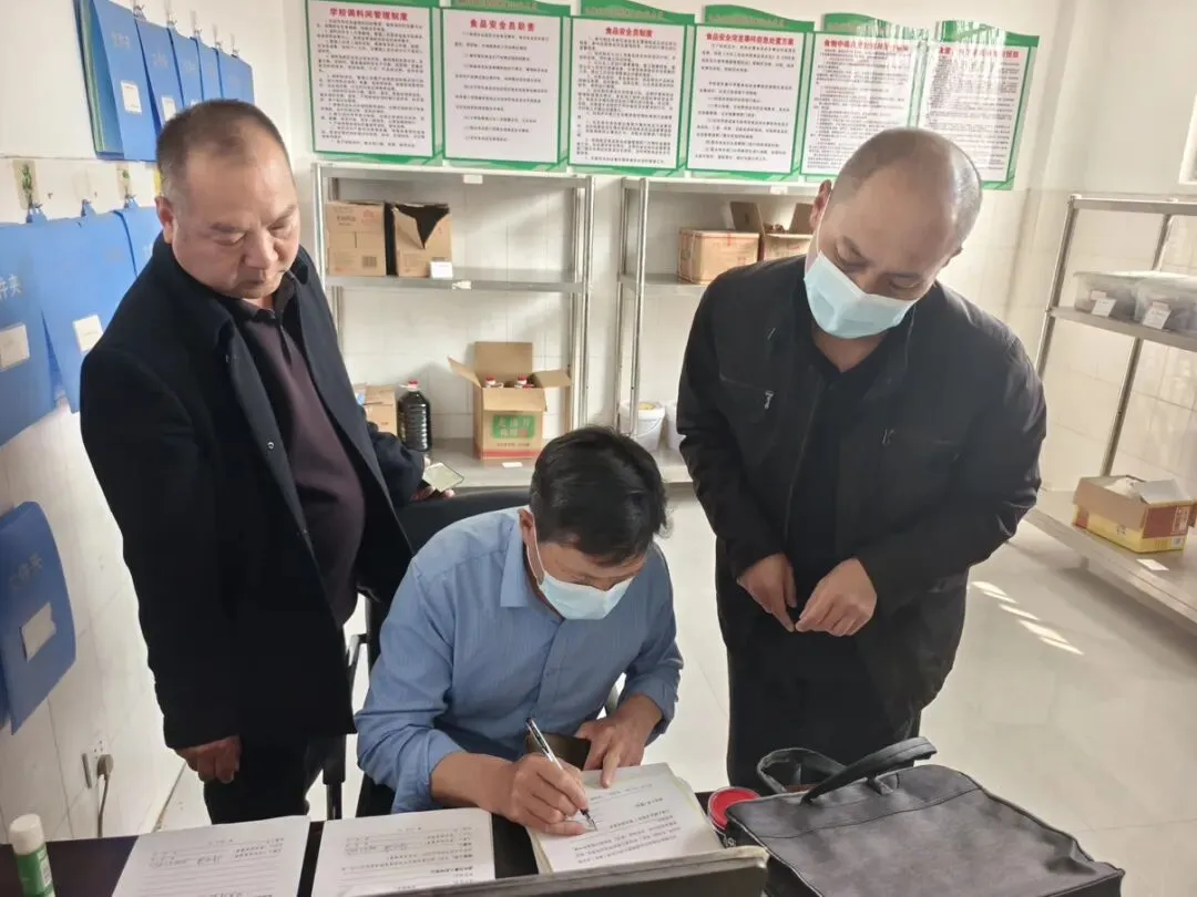 孙店镇市场监管所深入孙店五中检查校园食品安全