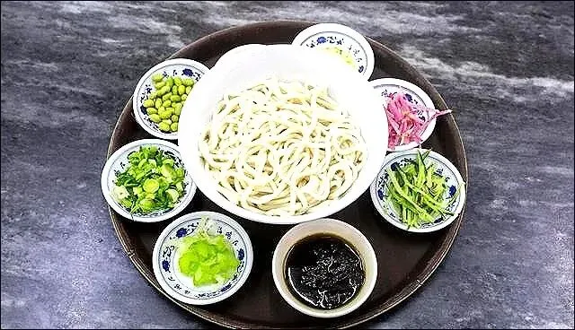 风靡北京的炸酱面,为何到了南方却没市场?南方顾客:全靠穷讲究