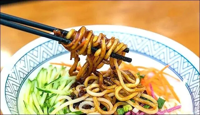 风靡北京的炸酱面,为何到了南方却没市场?南方顾客:全靠穷讲究