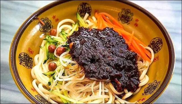 风靡北京的炸酱面,为何到了南方却没市场?南方顾客:全靠穷讲究