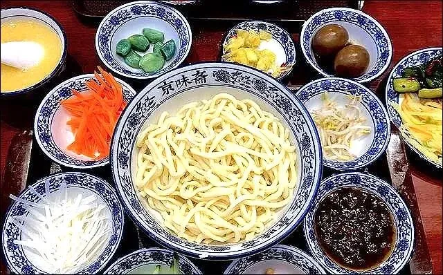 风靡北京的炸酱面,为何到了南方却没市场?南方顾客:全靠穷讲究