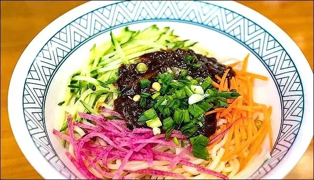 风靡北京的炸酱面,为何到了南方却没市场?南方顾客:全靠穷讲究