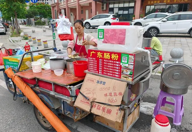 热肥肠粉+塑料袋=?旧货市场早餐摊的这波操作,看完整个人都不好了