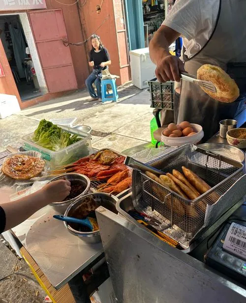 热肥肠粉+塑料袋=?旧货市场早餐摊的这波操作,看完整个人都不好了